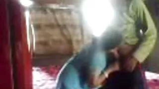 کندھوں پر ٹانگیں پرائیویٹ سے پریفیکٹ لٹل کیپریس کے ساتھ سیکس