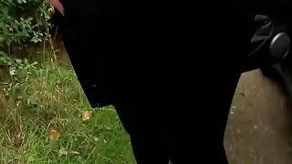 موفوس سے گرم ایلی نکول کے ساتھ ٹیبل بینگ پر