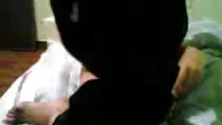 ٹین پیز کے پریفیکٹ جیسی سینٹ کے ساتھ کندھوں پر ٹانگیں